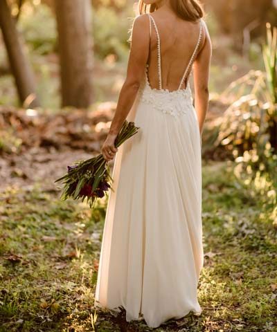 Vestido de novia usado con espalda abierta y delgados tirantes