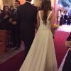 Novia con espalda de vestido de novia drapeada y caída recta