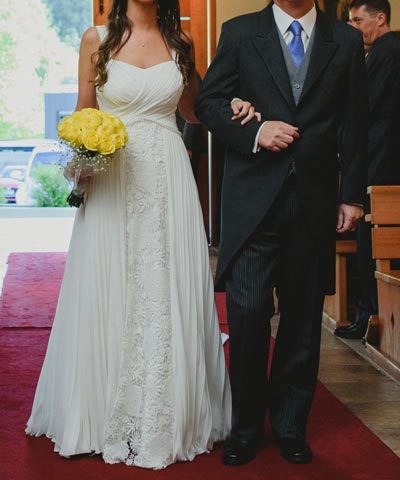 Vestido usado de novia con corte en la cintura y caida de gasa plisada con encaje