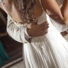 Espalda de vestido de novia con aplicaciones de tul bordado y pedrería