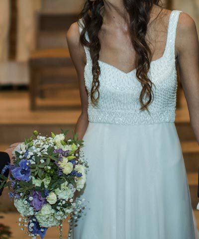 Vestido usado de novia con pedrería bordado a mano