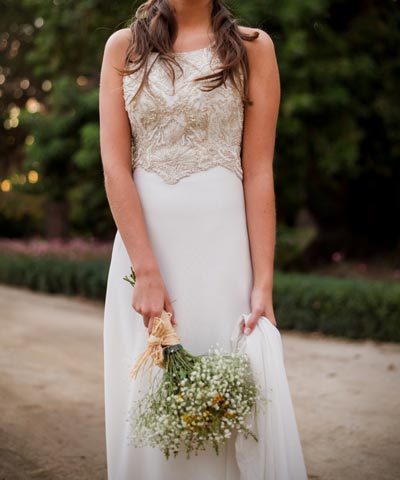 Vestido usado de novia bordado a mano con corte en la cintura