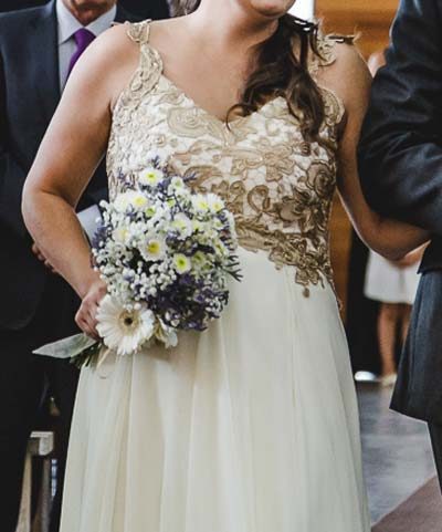 Vestido de novia a la venta con macramé dorado marca Blanco Crudo