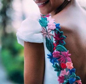 Tendencia: flores en la novia, en el tocado, en su vestido, bordadas |  