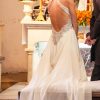 Vestido de novia con espalda abierta hecho por Sofía Larraín