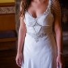 Vestido de novia de seda bordado a mano por Maria Luisa Vega