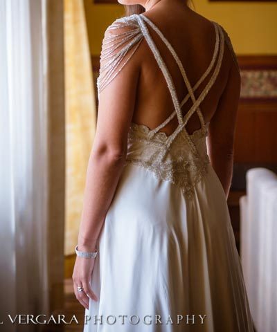 Vestido de novia de seda bordado a mano por Maria Luisa Vega