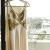 Vestido usado de novia bordado a mano en tonos dorados por Francisca Larraín