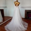 Vestido de novia hecho de tul y top de encaje con pedrería