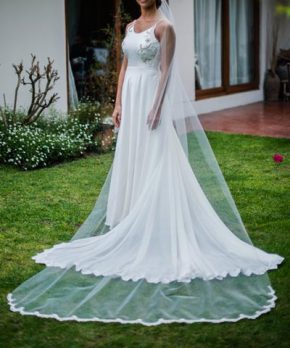 Vestido de novia bordado con pedrería por Francisca Larraín