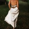 Vestido de novia de seda con bordados hecho por Blanco Crudo