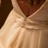 Vestido de novia de gasa con corte en la cintura en tono crema