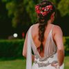 Vestido de novia estilo hippie chic con pedreria plateada hecho por Macarena Cortés