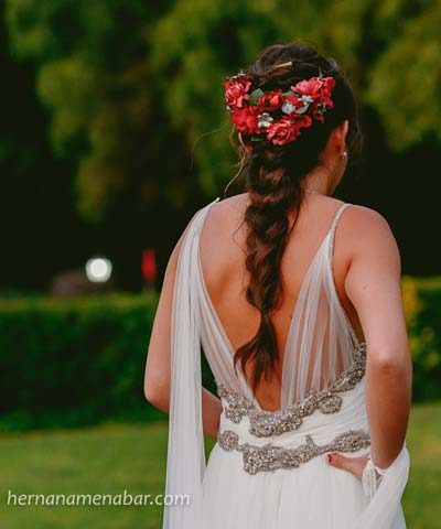 Vestido de novia estilo hippie chic con pedreria plateada hecho por Macarena Cortés