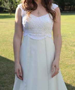 Vestido de novia con top de macramé y velo bordado
