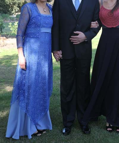 Vestido de madrina confeccionado en tul color azulino con corte en la cintura