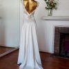 Vestido de novia con aplicaciones bordadas inspirado en Anna Campbell