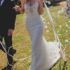 Vestido de novia ajustado con cristales de Swarovski y encaje