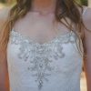 Vestido de novia ajustado con cristales de Swarovski y encaje
