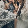 Vestido de novia de encaje hecho por CV Novias