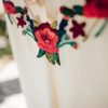 Vestido de novia bordado a mano con flores de colores