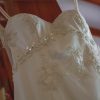 Vestido de novia de tul bordado por Carolina Anich