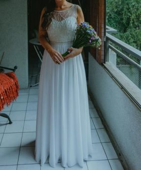 Vestido de novia de gasa con pedrería hecho por Sofía Larraín
