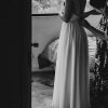 Vestido de novia de gasa con pedrería hecho por Sofía Larraín