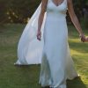 Vestido de novia de seda con pedrería bordada por MLV Novias