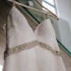 Vestido de novia de encaje, con transparencias y pedrería