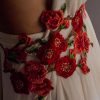 Vestido de novia con flores rojas bordadas