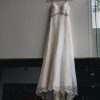 Vestido de novia de encaje, con transparencias y pedrería