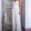 Vestido de novia de pedrería y seda hecho por Francisca Larraín