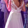 Vestido de novia con pedrería bordada a mano