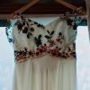 Vestido de novia con bordados de colores