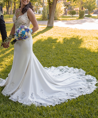 Vestido en venta Allure Bridals de crepe y encaje para novia en Chile |  